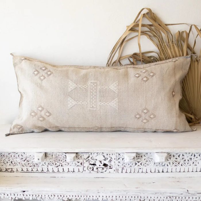 Cojín de Seda de Cactus Gris XL (100×50 cm) artesanal. Lujo moderno, fibra de Agave sostenible y tintes naturales. Añade elegancia sobria a tu hogar. Cojín de Seda de Cactus Gris XL (100×50 cm) artesanal. Lujo moderno, fibra de Agave sostenible y tintes naturales. Añade elegancia sobria a tu hogar.