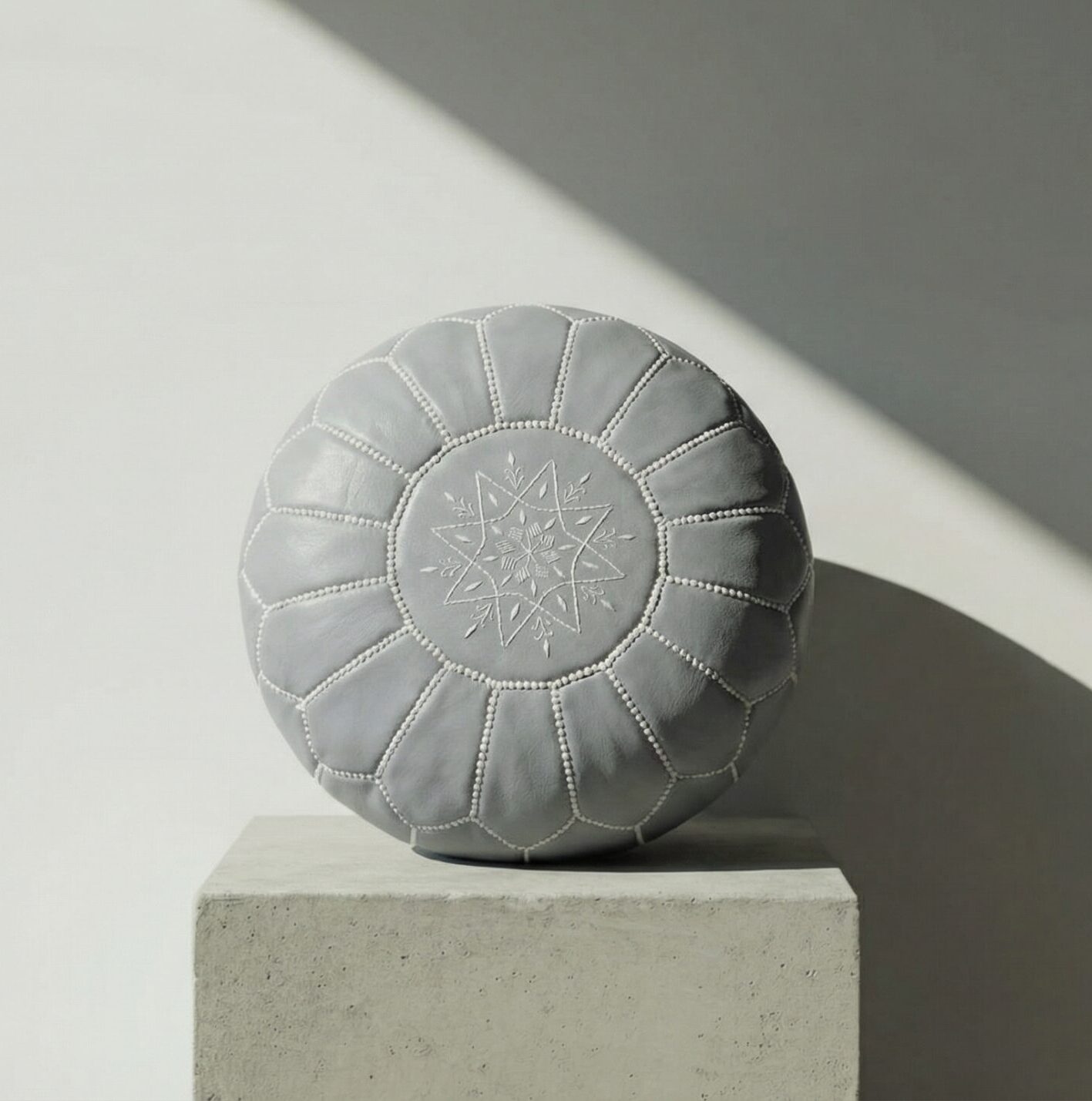 PUF DE CUERO MARROQUÍ, GRIS Y BLANCO