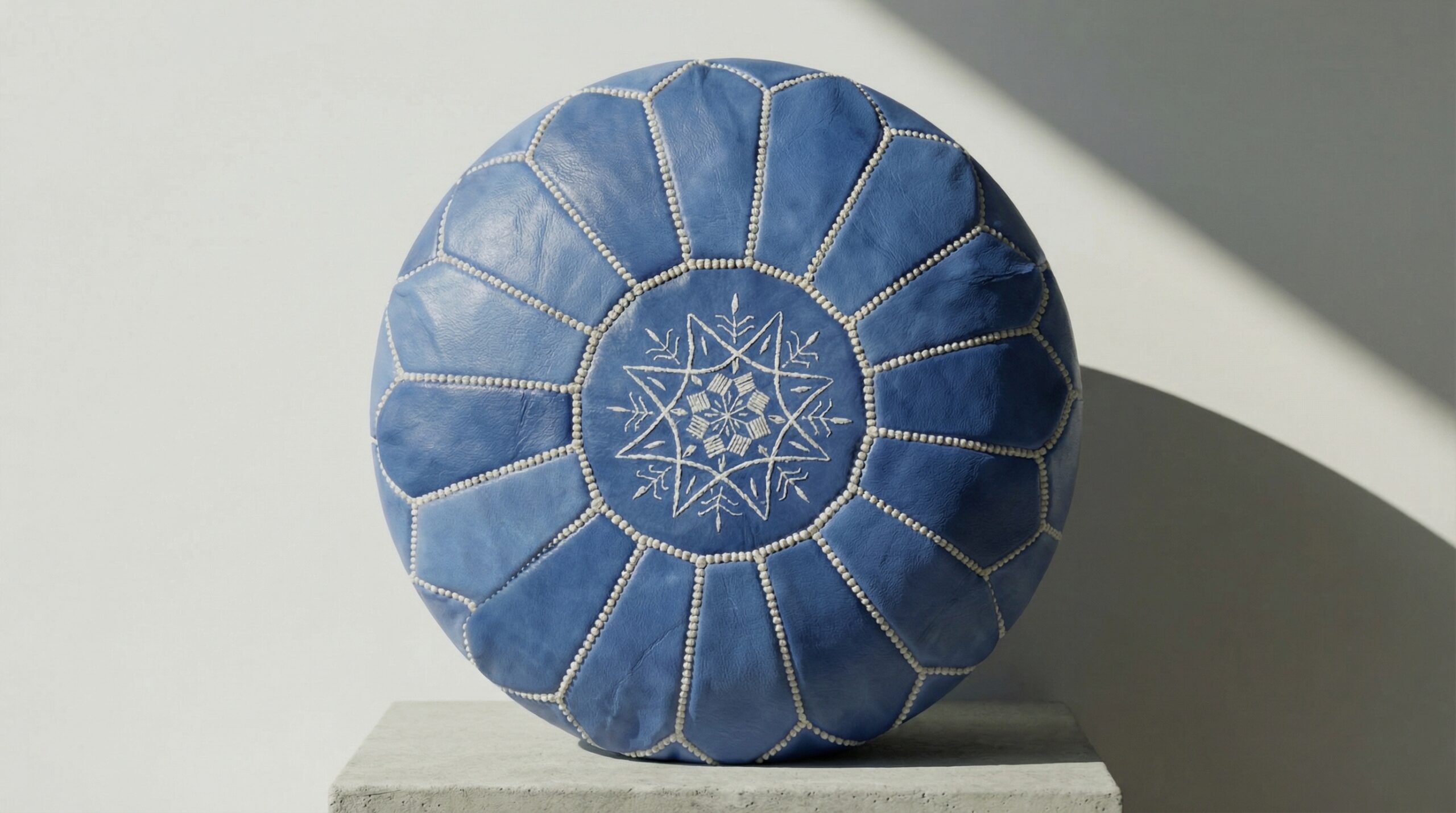 Puf de cuero marroquí, azul y blanco