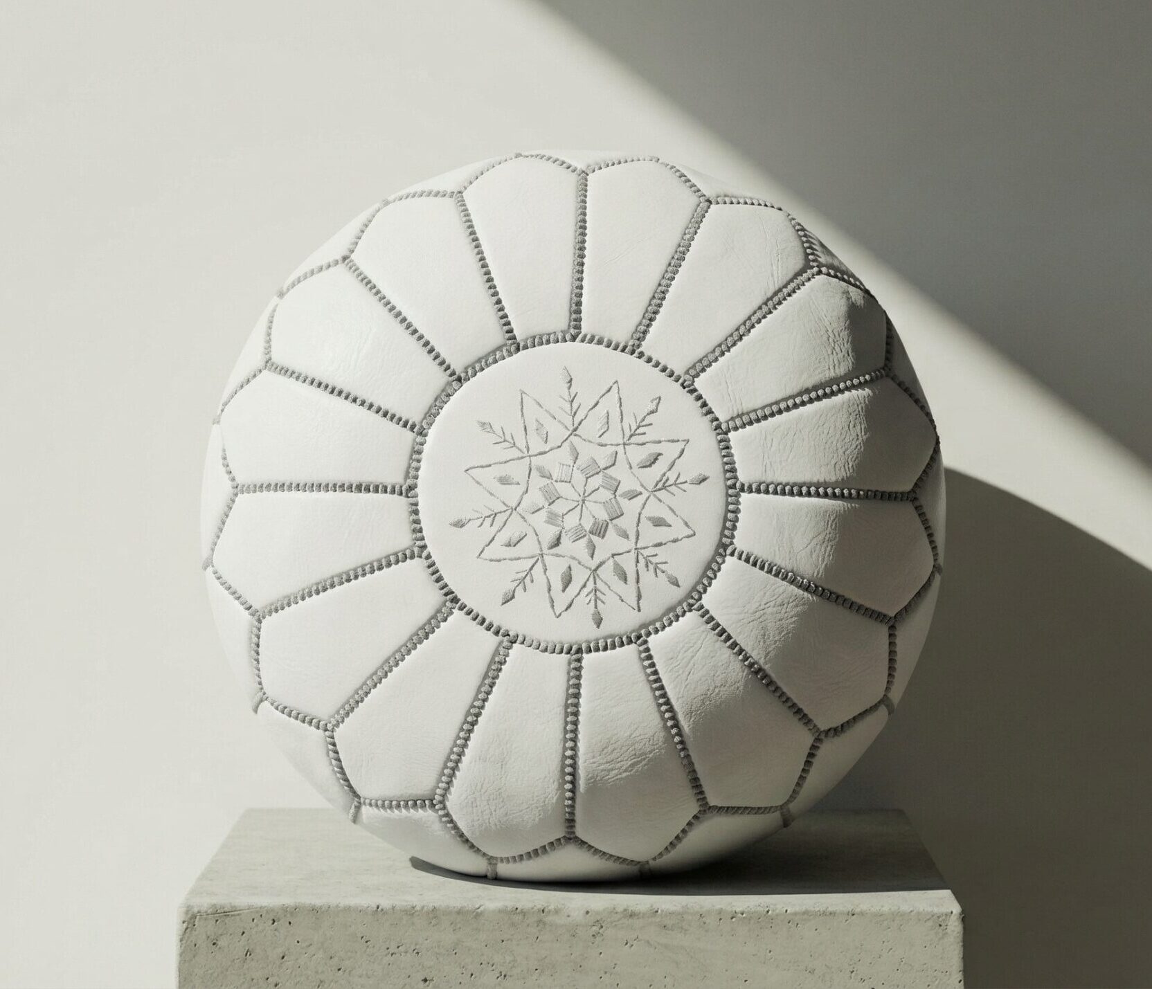 Puf de cuero marroquí, blanco y gris Puf de cuero marroquí, blanco y gris