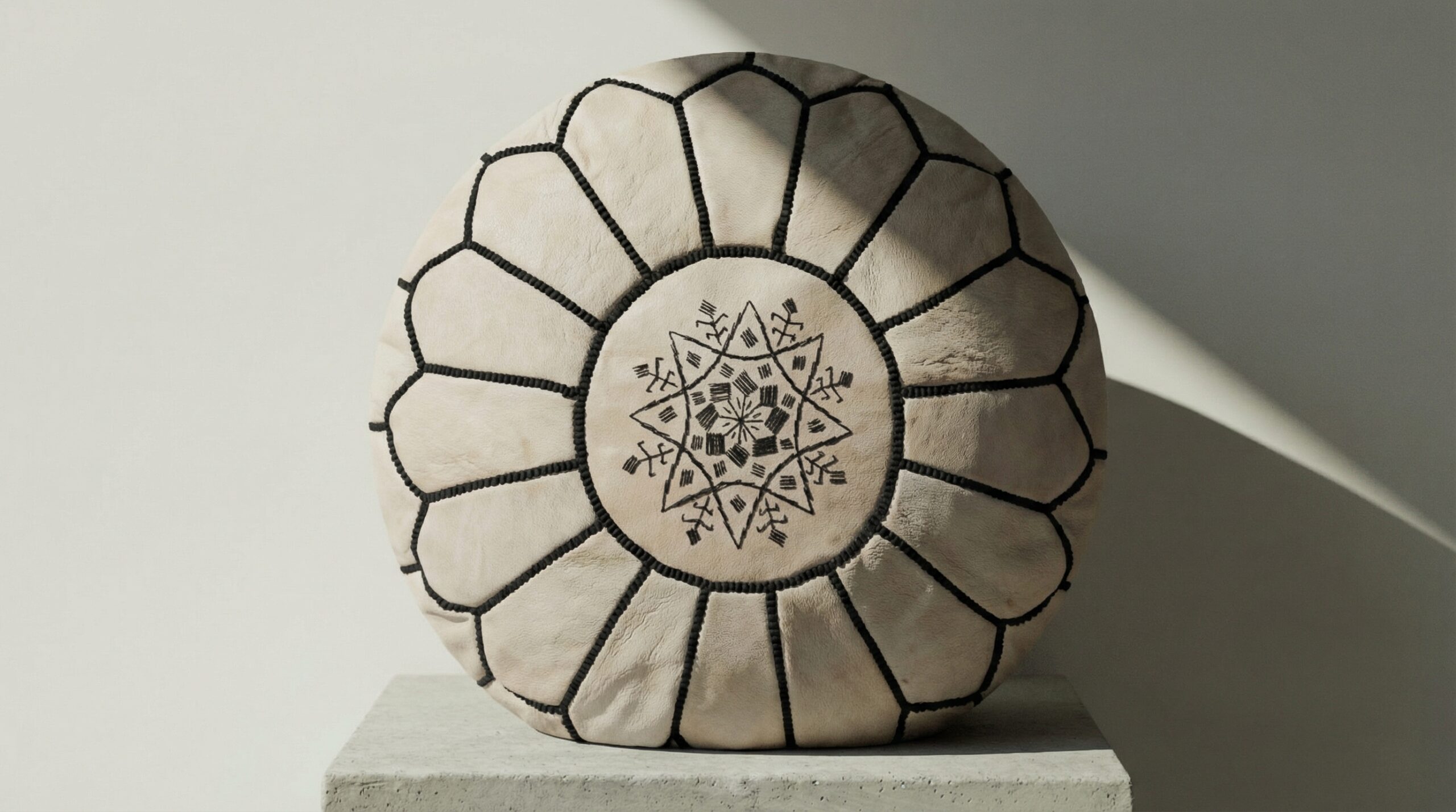 Puf de cuero marroquí, bronceado claro y negro