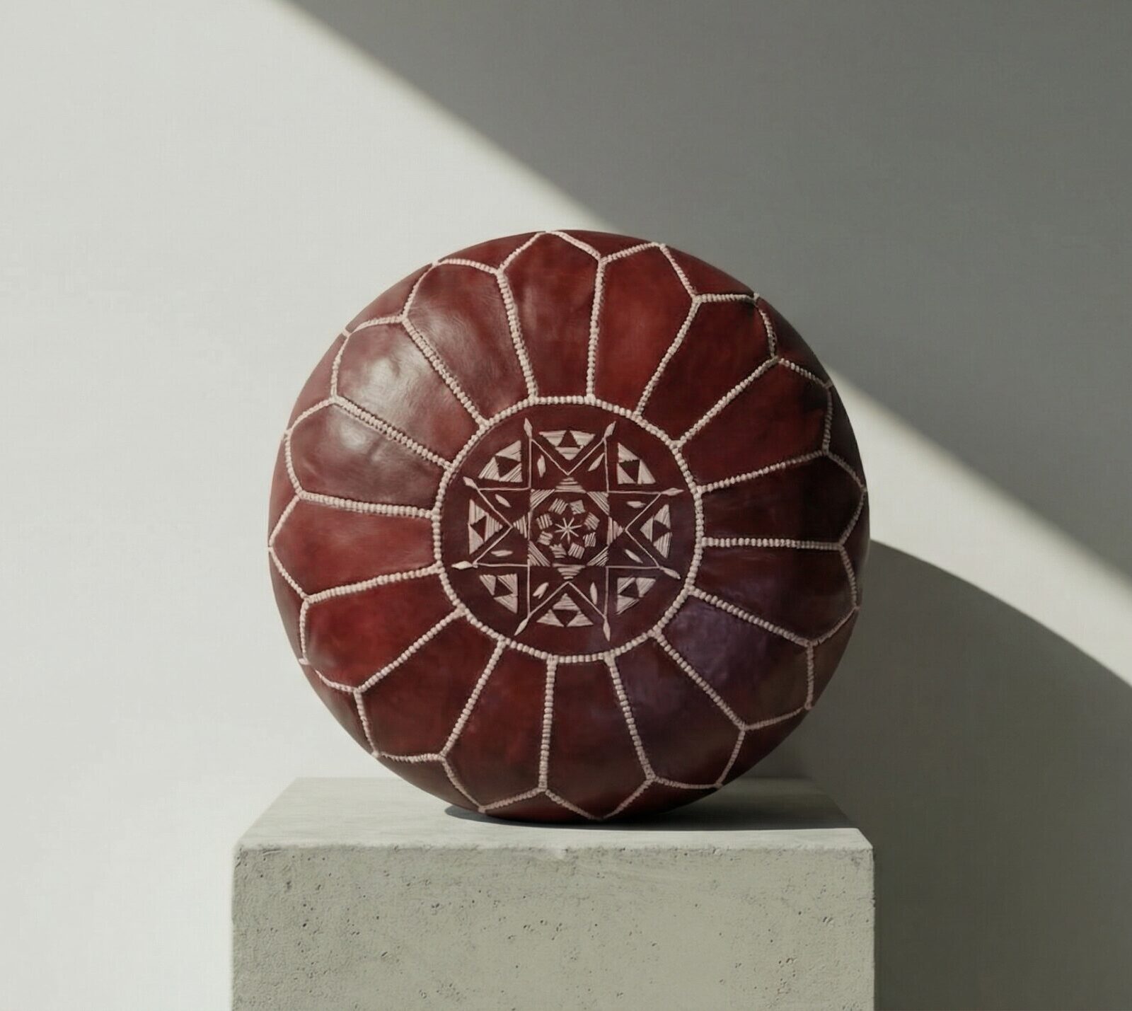 Puf de cuero marroquí, caoba y beige