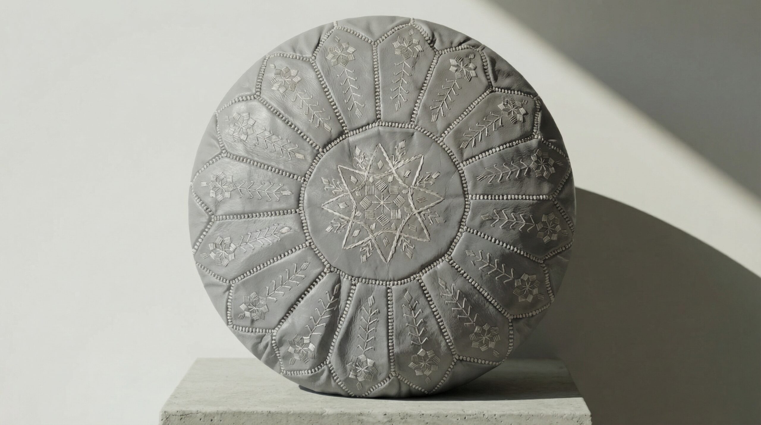Puf de cuero marroquí, gris y blanco - Bordado