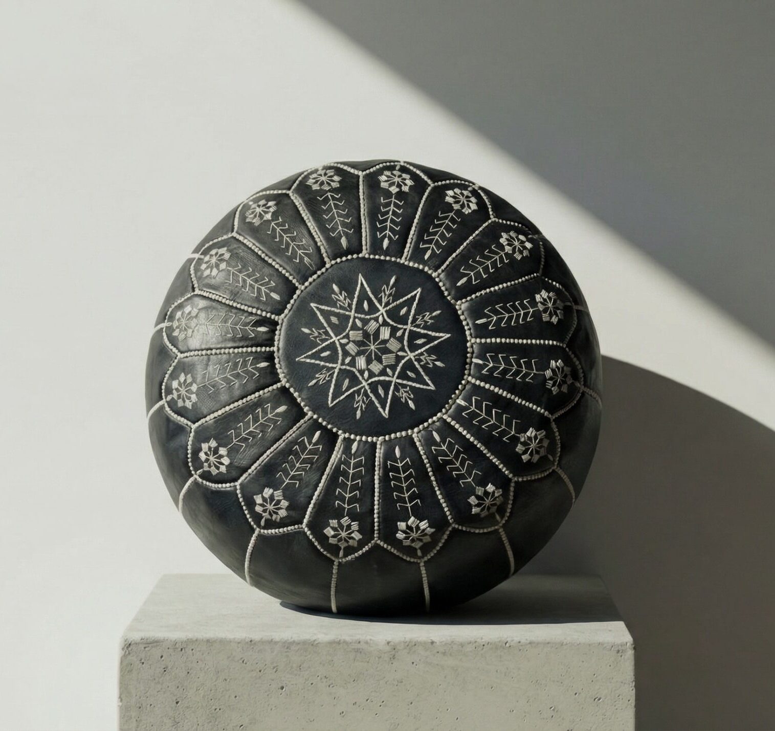 Moroccan leather pouf, black and white - Embroidered Moroccan leather pouf, black and white - Embroidery