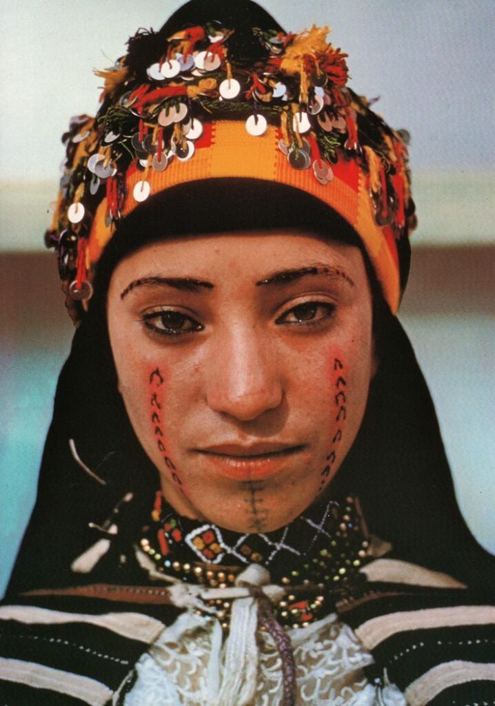 la belleza y el significado de los tatuajes tradicionales berberes Amazigh en el arte de Marruecos.