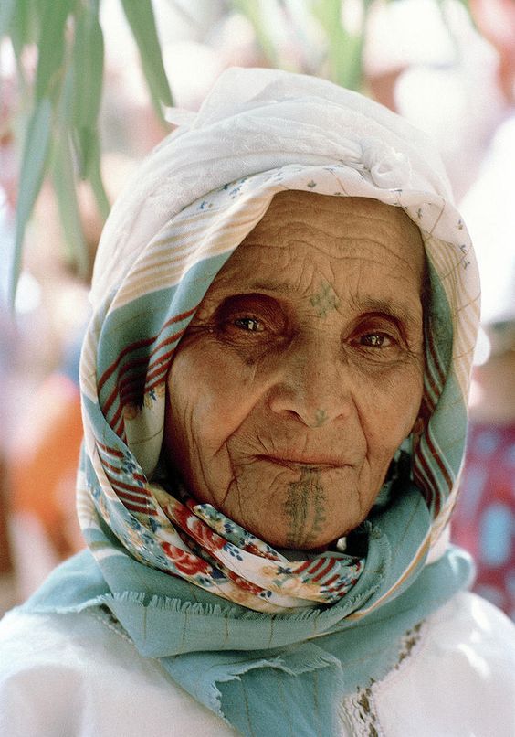 la belleza y el significado de los tatuajes tradicionales berberes Amazigh en el arte de Marruecos.