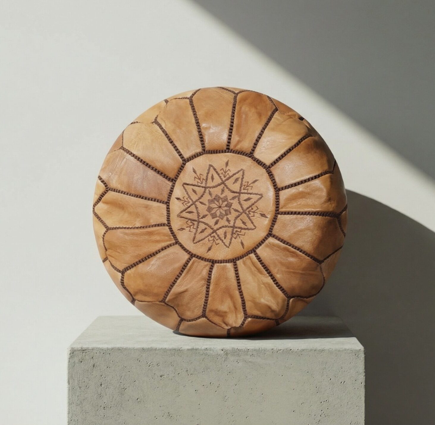 Puf-de-cuero-marroqui-caramelo-y-marron