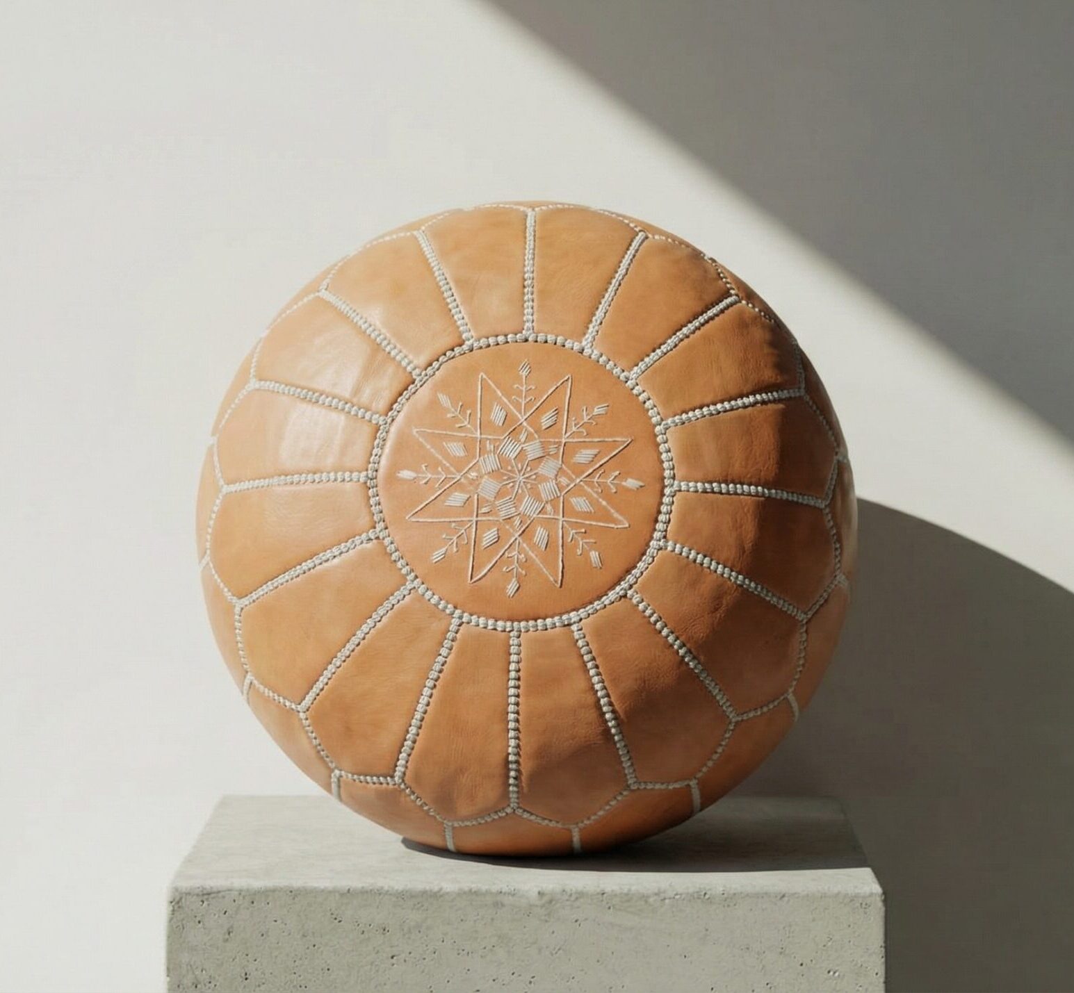 Puf Marroquí de Cuero Marrón– Decoración Artesanal y Elegante