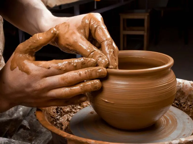 Un retrato de un artesano marroquí trabajando en su taller.