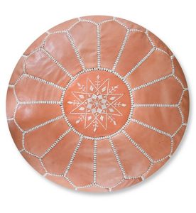Puf Marroquí de Cuero Marrón– Decoración Artesanal y Elegante