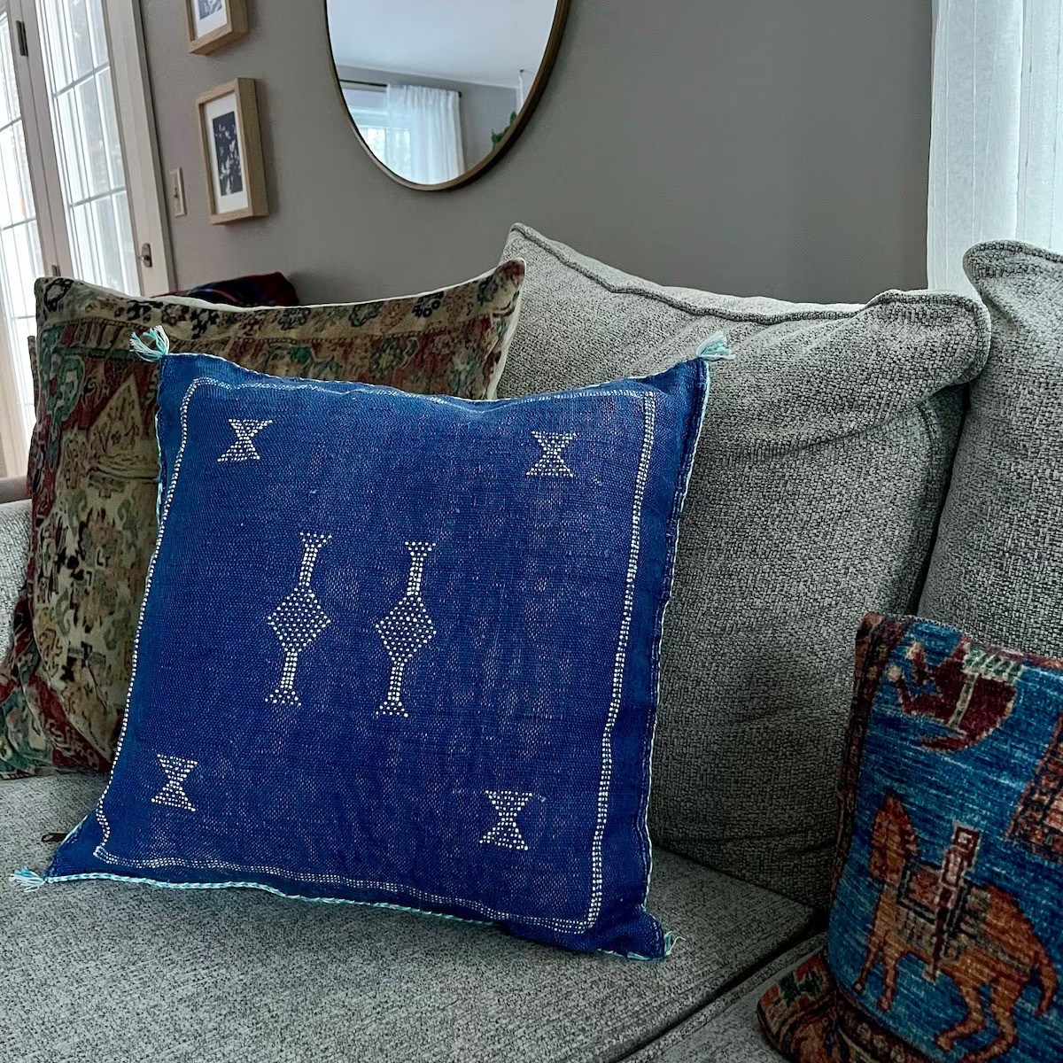 Cojín azul de sabra tejido a mano en Marruecos, pieza única de artesanía marroquí.