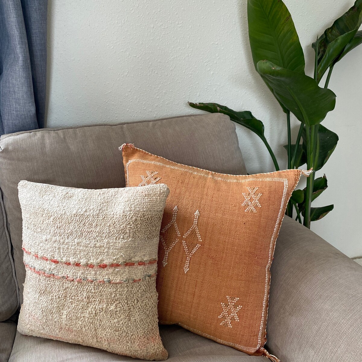 Cojín de sabra marrón decorativo hecho a mano, pieza única de artesanía marroquí.