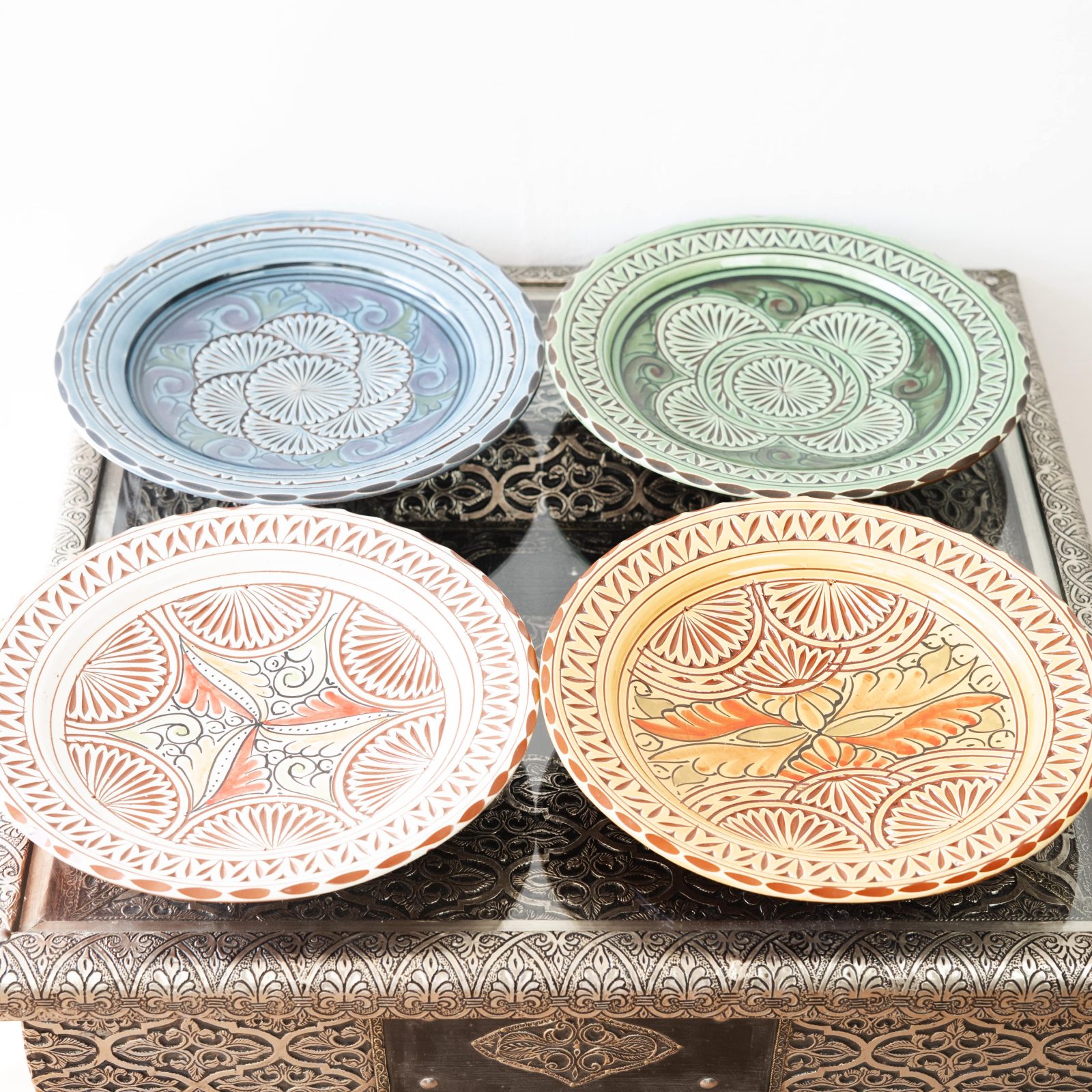 Platos de cerámica hechos a mano con diseños vibrantes y detalles geométricos. Añade un toque único de la artesanía marroquí a tu hogar o como regalo.