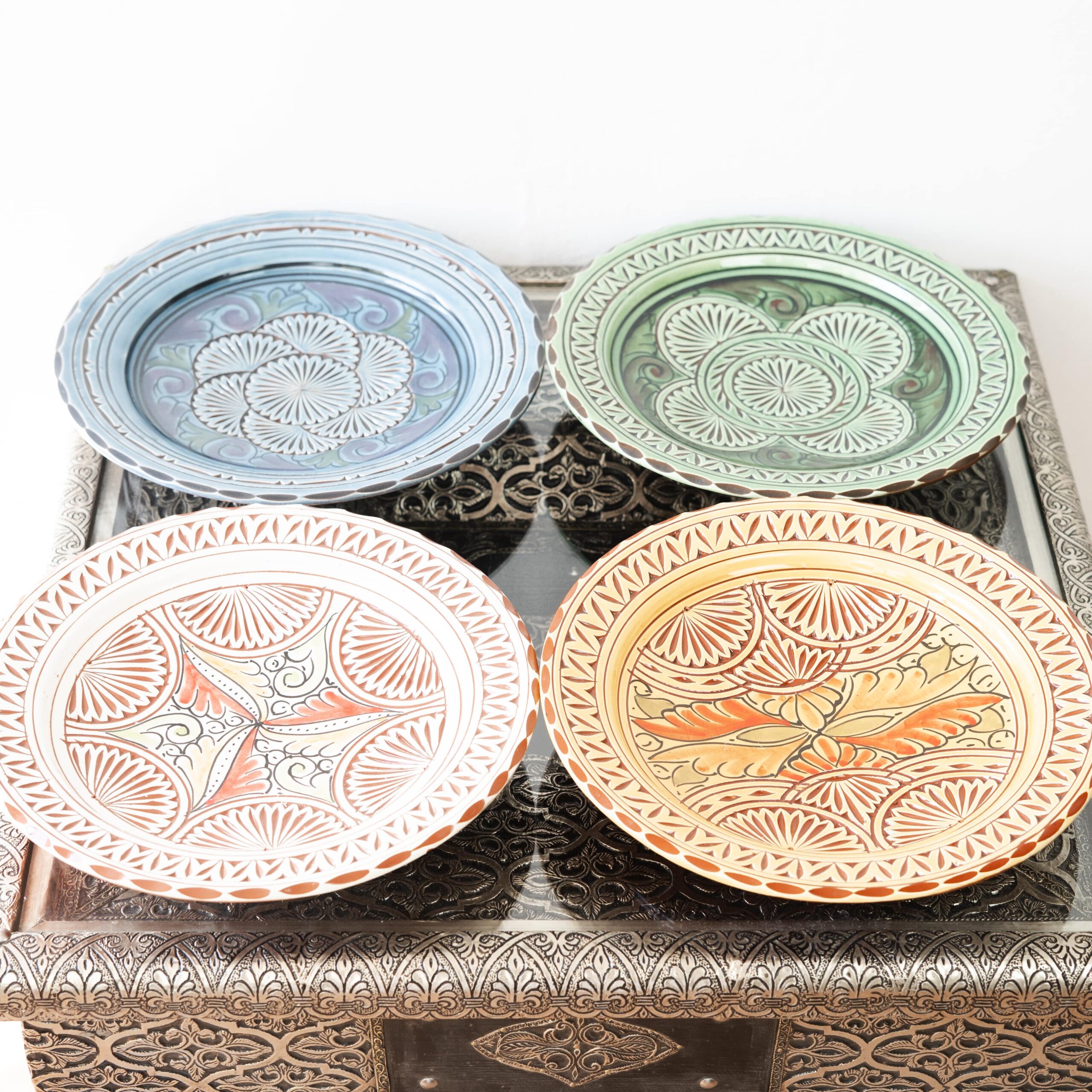 Platos de cerámica hechos a mano con diseños vibrantes y detalles geométricos. Añade un toque único de la artesanía marroquí a tu hogar o como regalo.