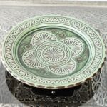 Handgefertigte Keramikteller mit lebendigen Designs und geometrischen Details. Verleihen Sie Ihrem Zuhause oder als Geschenk einen einzigartigen Hauch marokkanischer Handwerkskunst.