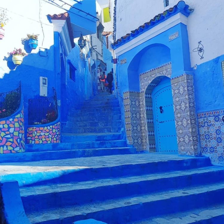 Si buscas una experiencia más tranquila, auténtica y fotogénica en Marruecos, Chefchaouen es definitivamente la elección ideal. Es una ciudad que te invita a relajarte