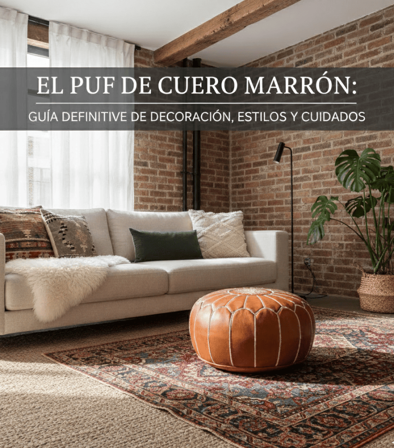 Sala de estar con puf redondo de cuero marrón, sofá beige, cojines étnicos, manta de piel de oveja, alfombra persa, planta monstera, pared de ladrillo y vigas de madera.