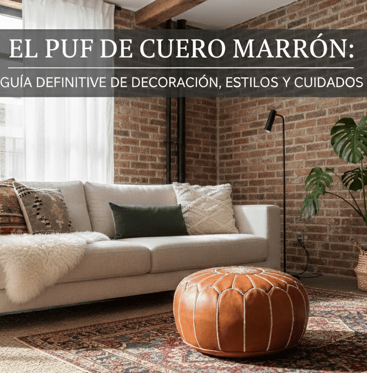 Sala de estar con puf redondo de cuero marrón, sofá beige, cojines étnicos, manta de piel de oveja, alfombra persa, planta monstera, pared de ladrillo y vigas de madera.