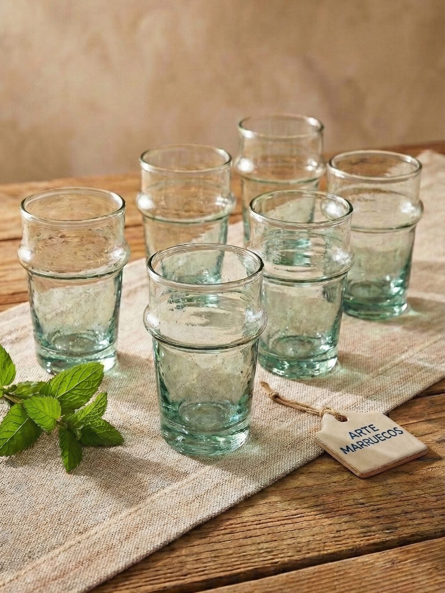 Juego de vasos de té Beldi de cristal reciclado verde apilados, artesanía de Marruecos