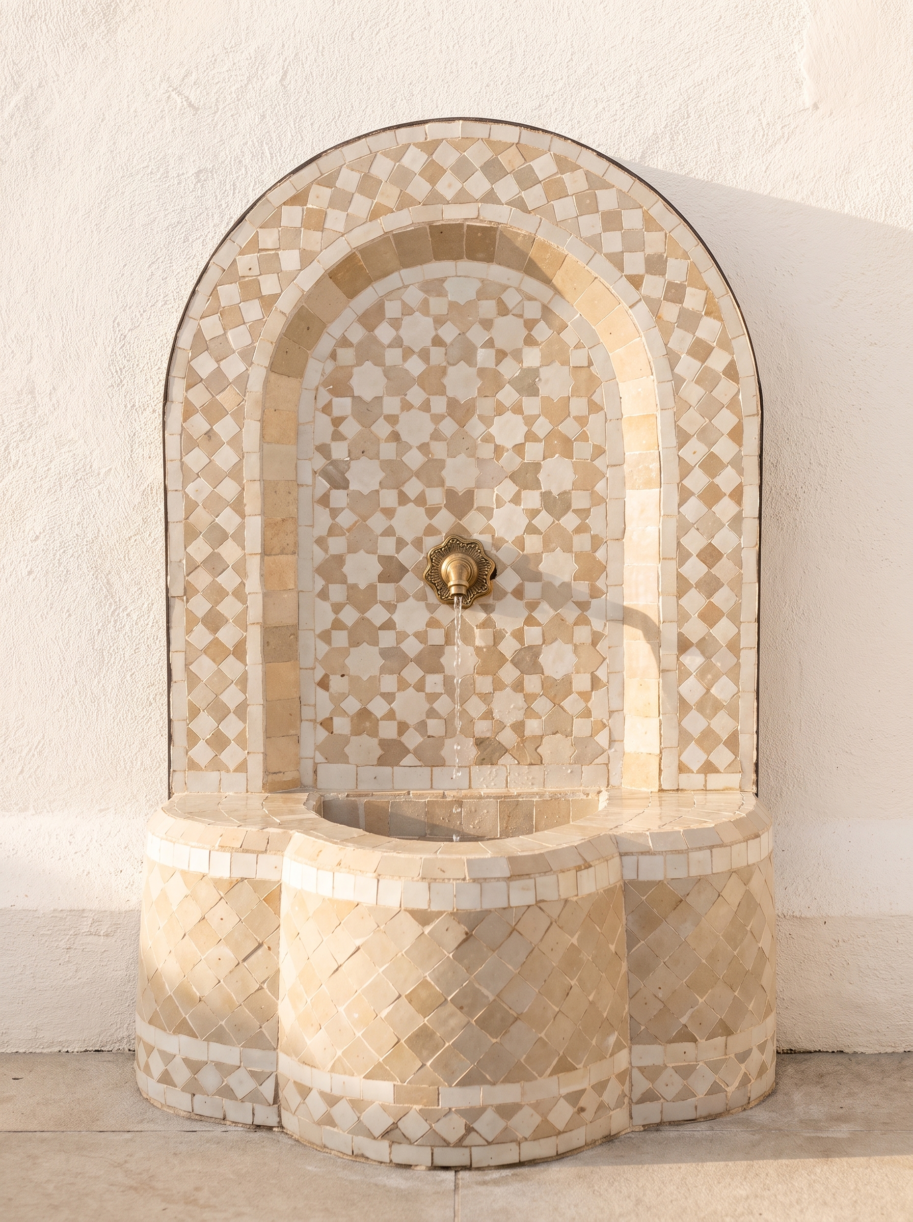 Fuente árabe de mosaico beige con arco