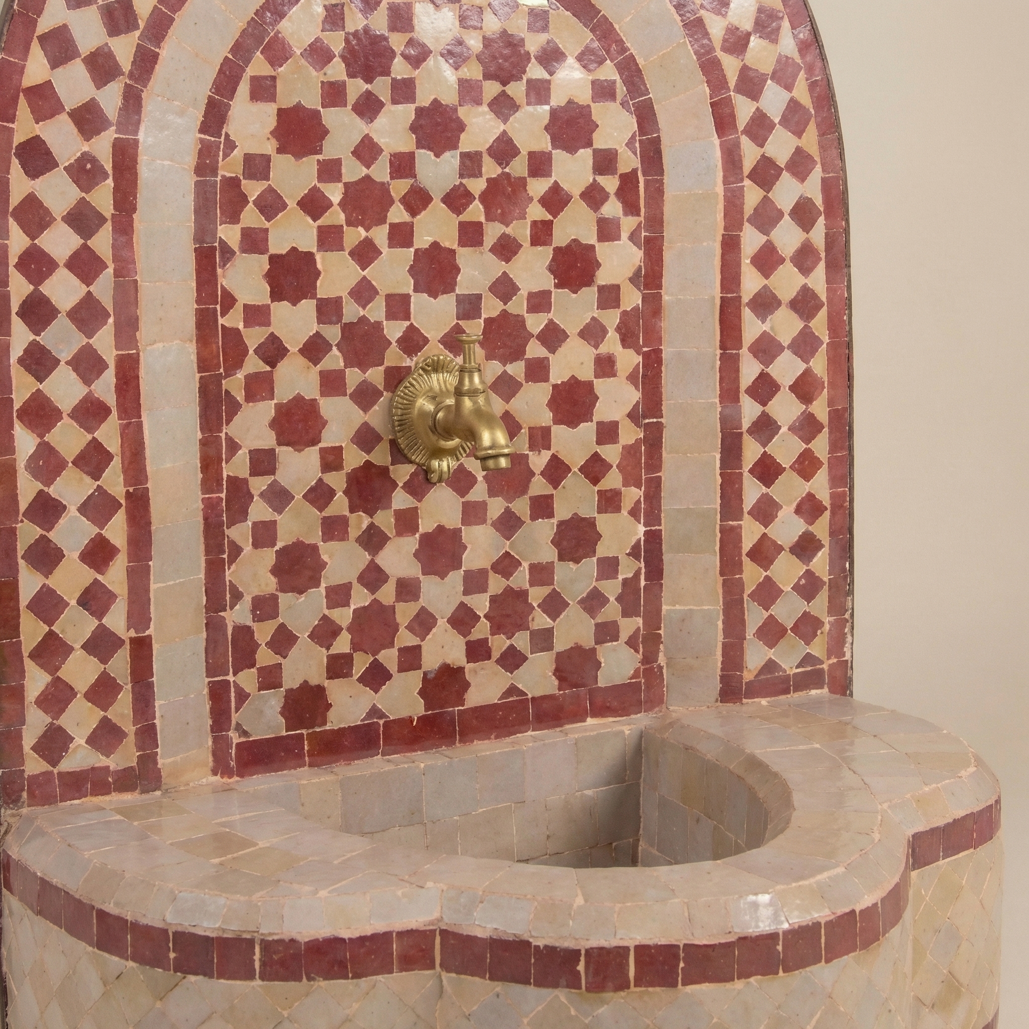 Fuente árabe de mosaico para suelo en forma de trébol
