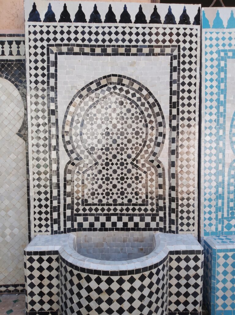 Fuente de Mosaico Árabe de Gran Formato (150x80 cm) Beige y Negro para Jardín y Hotel