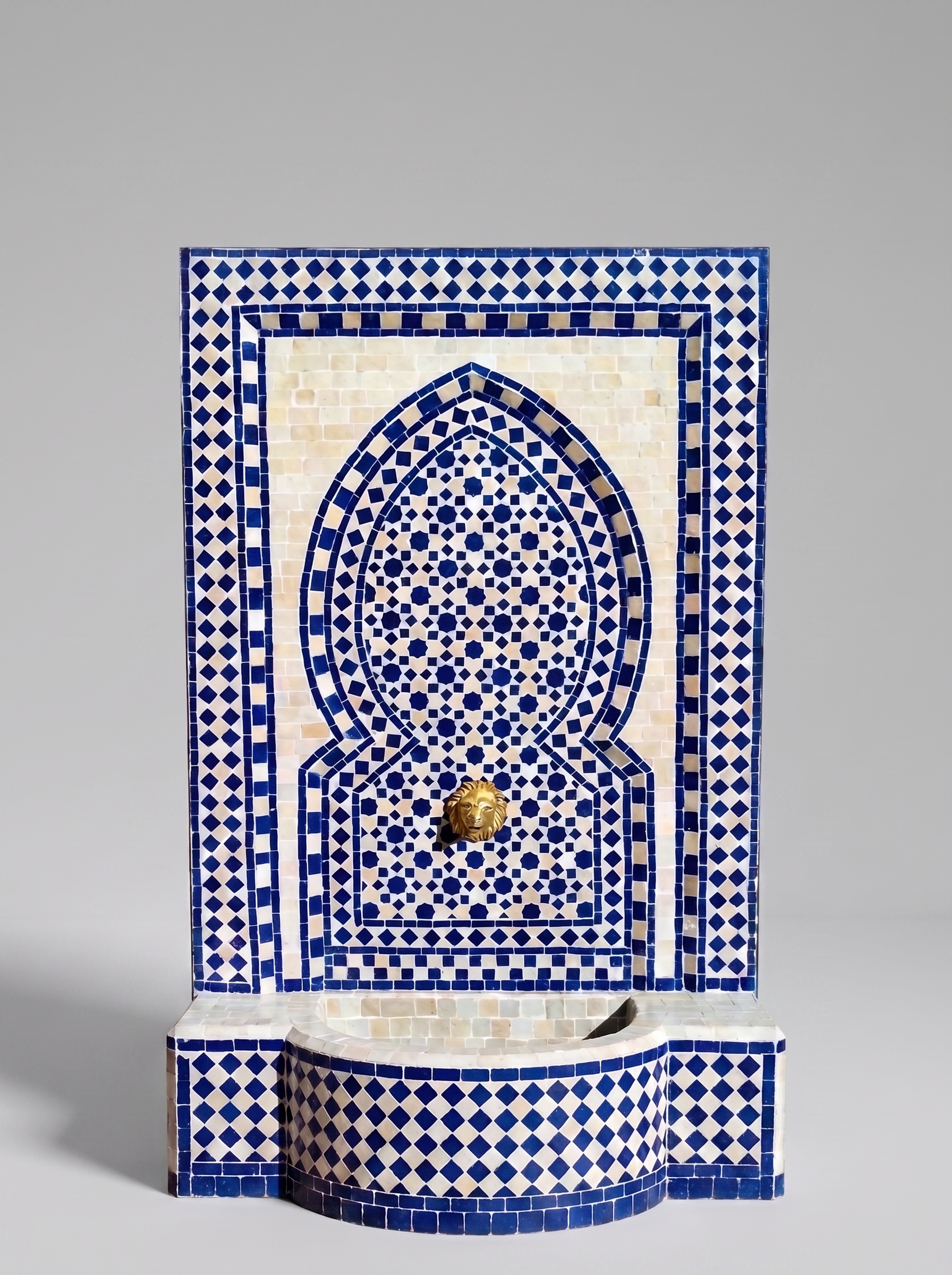 Fuente árabe de mosaico azul y beige