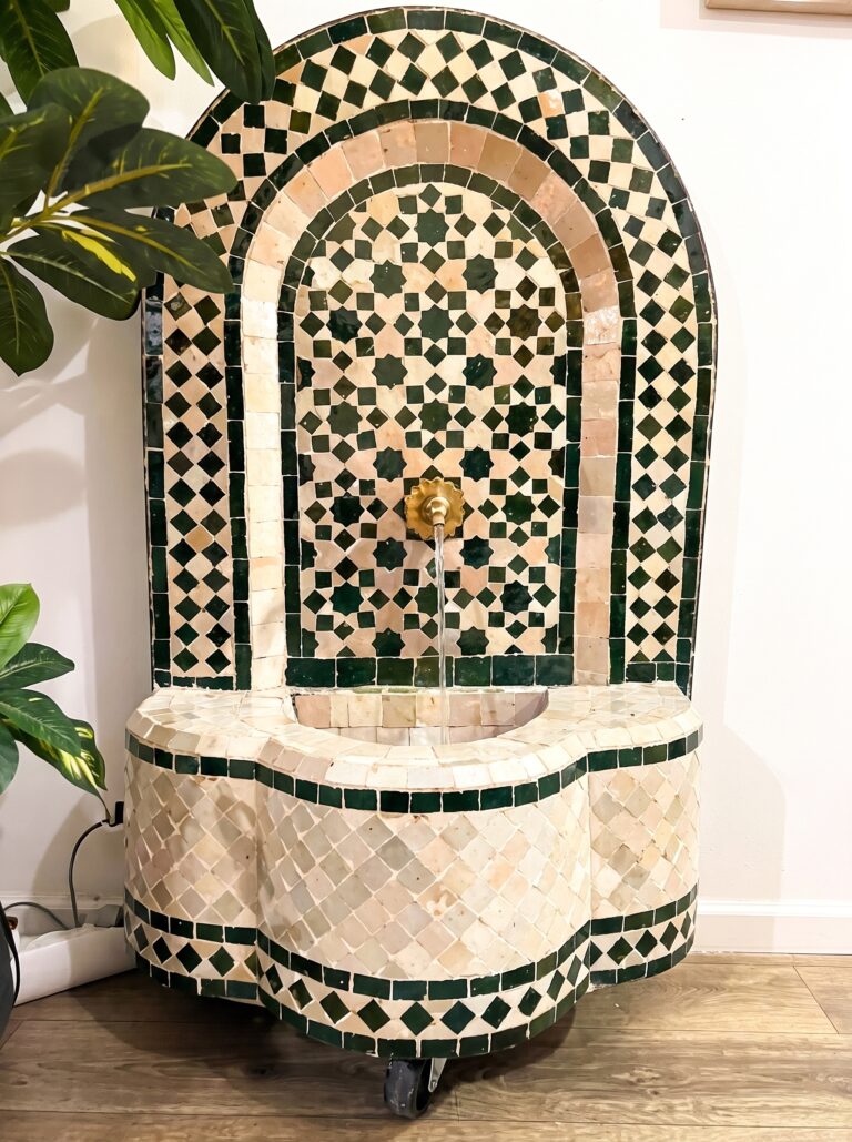 Fuente de Pared Estilo Riad Marroquí Azulejos en Beige y Verde para Patio o Salón