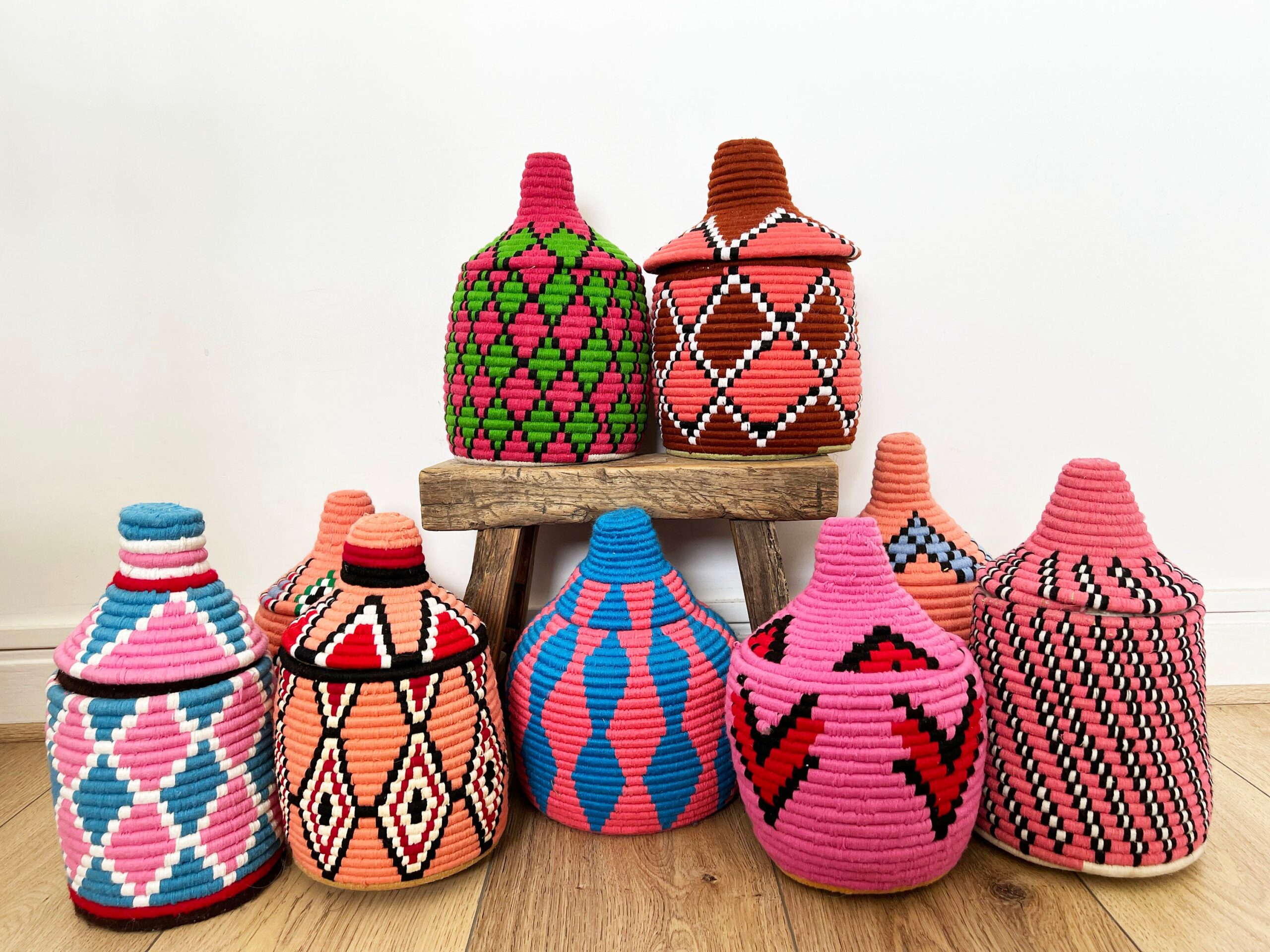 Caja Bereber Marroquí y Cesta Étnica Tejida a Mano